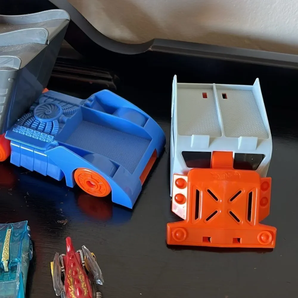 Mattel Hot Wheels Stunt & Go Track Set + 9 Hot Wheels Cars